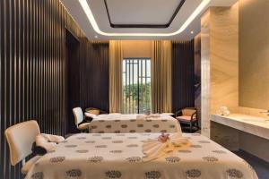 Postel nebo postele na pokoji v ubytování Radisson Blu Hotel & Spa, Nashik