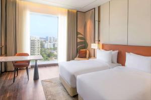 Postel nebo postele na pokoji v ubytování Radisson Blu Hotel & Spa, Nashik