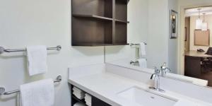 Koupelna v ubytování Sonesta Simply Suites Nanuet + 11 fotografií