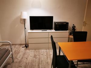 TV a/nebo společenská místnost v ubytování Monteurzimmer Apartment Katlenburg-Lindau FairWohnen24 All-Inkl 24h Check-In