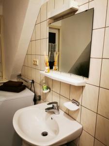 Ванна кімната в Monteurzimmer Apartment Katlenburg-Lindau FairWohnen24 All-Inkl 24h Check-In