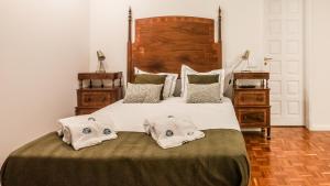 ein Schlafzimmer mit einem großen Bett mit zwei Kissen darauf in der Unterkunft Casa de Âncora in Vila Praia de Âncora