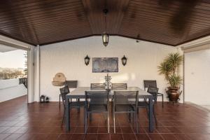 a dining room with a table and chairs at Casa de Âncora in Vila Praia de Âncora