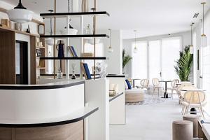 Een zitgedeelte bij Le Riviera Collection, Signature Collection by Best Western