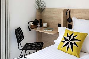 Een bed of bedden in een kamer bij Le Riviera Collection, Signature Collection by Best Western