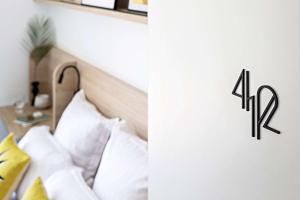 Een bed of bedden in een kamer bij Le Riviera Collection, Signature Collection by Best Western