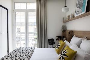 Een bed of bedden in een kamer bij Le Riviera Collection, Signature Collection by Best Western