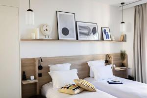 Een bed of bedden in een kamer bij Le Riviera Collection, Signature Collection by Best Western
