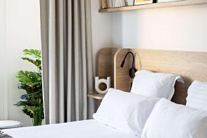 Een bed of bedden in een kamer bij Le Riviera Collection, Signature Collection by Best Western