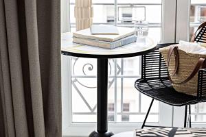 Een zitgedeelte bij Le Riviera Collection, Signature Collection by Best Western