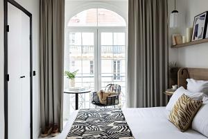 Een bed of bedden in een kamer bij Le Riviera Collection, Signature Collection by Best Western