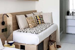 Een bed of bedden in een kamer bij Le Riviera Collection, Signature Collection by Best Western