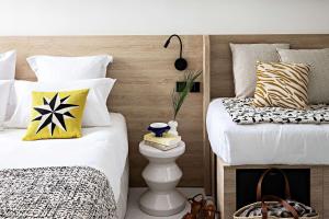 Een bed of bedden in een kamer bij Le Riviera Collection, Signature Collection by Best Western
