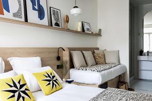 Een bed of bedden in een kamer bij Le Riviera Collection, Signature Collection by Best Western