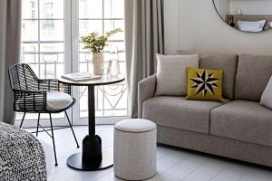 Een zitgedeelte bij Le Riviera Collection, Signature Collection by Best Western
