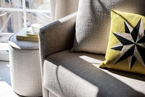 Een zitgedeelte bij Le Riviera Collection, Signature Collection by Best Western