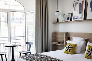 een hotelkamer met een bed en een balkon bij Le Riviera Collection, Signature Collection by Best Western in Nice