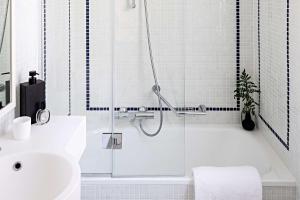 Een badkamer bij Le Riviera Collection, Signature Collection by Best Western