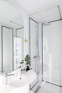 Een badkamer bij Le Riviera Collection, Signature Collection by Best Western