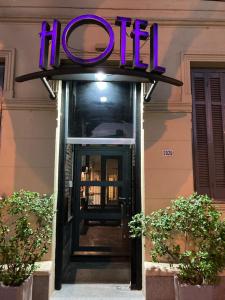 uma entrada para um hotel com uma placa sobre a porta em HOTEL COMERCIO PLAYA em Montevidéu