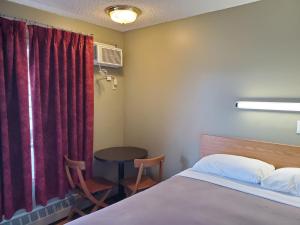Postel nebo postele na pokoji v ubytování Stars Inn - Motel