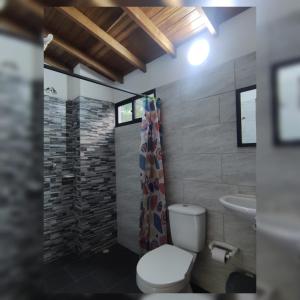 Vonios kambarys apgyvendinimo įstaigoje Cabañas El Olimpo