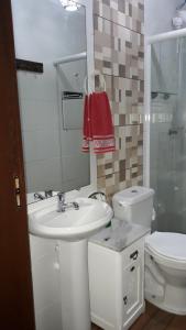 Ένα μπάνιο στο Apartamento Praia do Santinho nº103 +27 φωτογραφίες