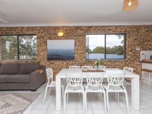 ホークス・ネストにあるPrelude Penthouse stroll to the beachの白いテーブルと椅子のあるリビングルーム +16枚の写真