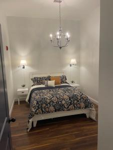 Llit o llits en una habitació de Gold Suite by Hollyhock- Executive-Level Living