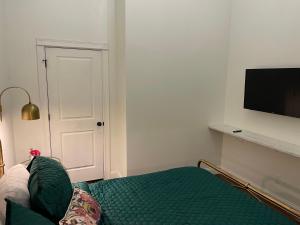 Llit o llits en una habitació de Gold Suite by Hollyhock- Executive-Level Living