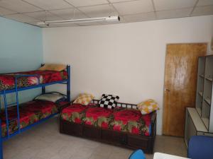een kamer met 2 stapelbedden in een kamer bij Departamentos Fuentes in Cipolletti