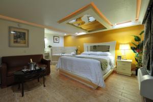 Postel nebo postele na pokoji v ubytování Romantic Inn & Suites