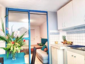 Köök või kööginurk majutusasutuses Superbe studio, à 20 mètres de la plage, accès direct Grande Plage Diamant