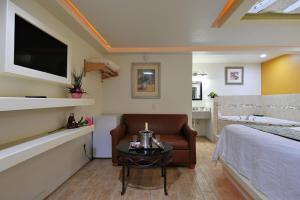 Postel nebo postele na pokoji v ubytování Romantic Inn & Suites