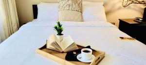 Un pat sau paturi într-o cameră la Hotel Mango Airport