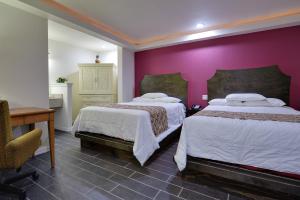 Postel nebo postele na pokoji v ubytování Romantic Inn & Suites