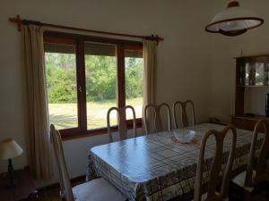 uma sala de jantar com uma mesa e uma janela em Chalecito hermoso em La Paloma