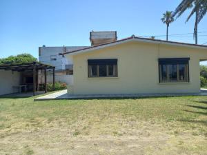 a small white house with a yard at Chalecito hermoso in La Paloma