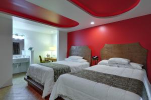 Postel nebo postele na pokoji v ubytování Romantic Inn & Suites
