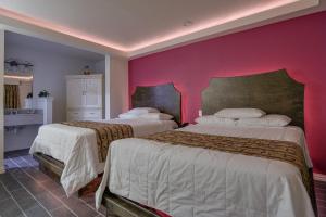 Postel nebo postele na pokoji v ubytování Romantic Inn & Suites