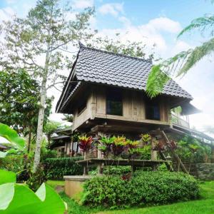 a small house with plants in front of it at Bali Mountain Retreat in Selemadeg