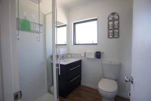 ein Badezimmer mit Toilette, Waschbecken und Dusche in der Unterkunft Shearvue Farmstay with Optional Free Farm Experience at 5pm in Fairlie