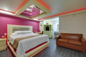 Postel nebo postele na pokoji v ubytování Romantic Inn & Suites