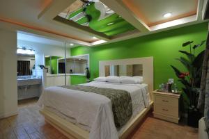 Postel nebo postele na pokoji v ubytování Romantic Inn & Suites