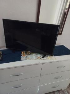 einen Flachbild-TV auf einer Kommode in der Unterkunft Room in Apartment - Bahamas petapat suite in Nassau