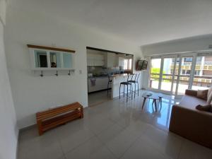 uma sala de estar com um sofá e uma mesa em 2 ambientes en Playa Grande Matheu y Alem em Mar del Plata
