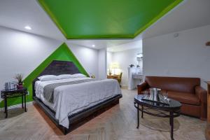 Postel nebo postele na pokoji v ubytování Romantic Inn & Suites