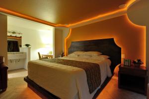 Postel nebo postele na pokoji v ubytování Romantic Inn & Suites