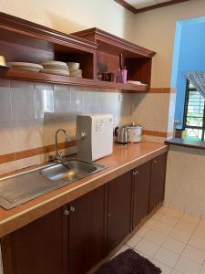 Kitchen o kitchenette sa Villa Mommy A Famosa Resort