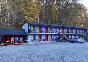 une maison avec une voiture garée devant elle dans l'établissement Dragon City, à Maryville